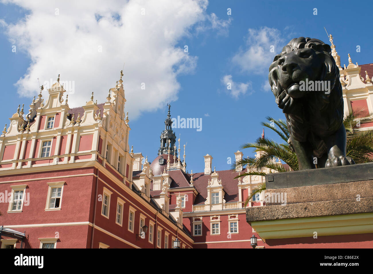 Löwe aus Bronze vor Palast "Fürst Pückler" in Bad Muskau, Deutschland. Stockfoto