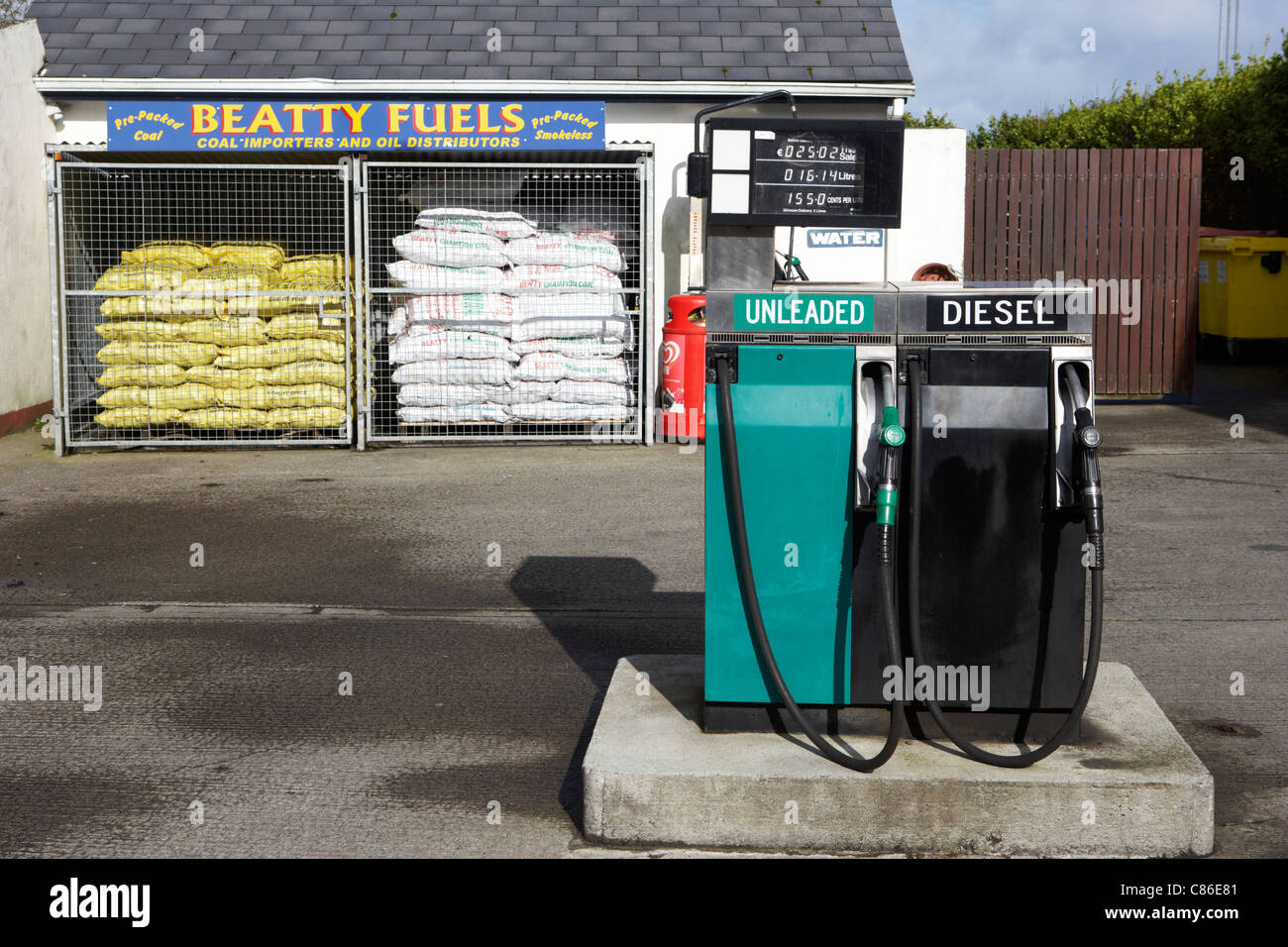 kleine lokale ländliche Zapfsäulen und Tankstelle in Republik von Irland Stockfoto