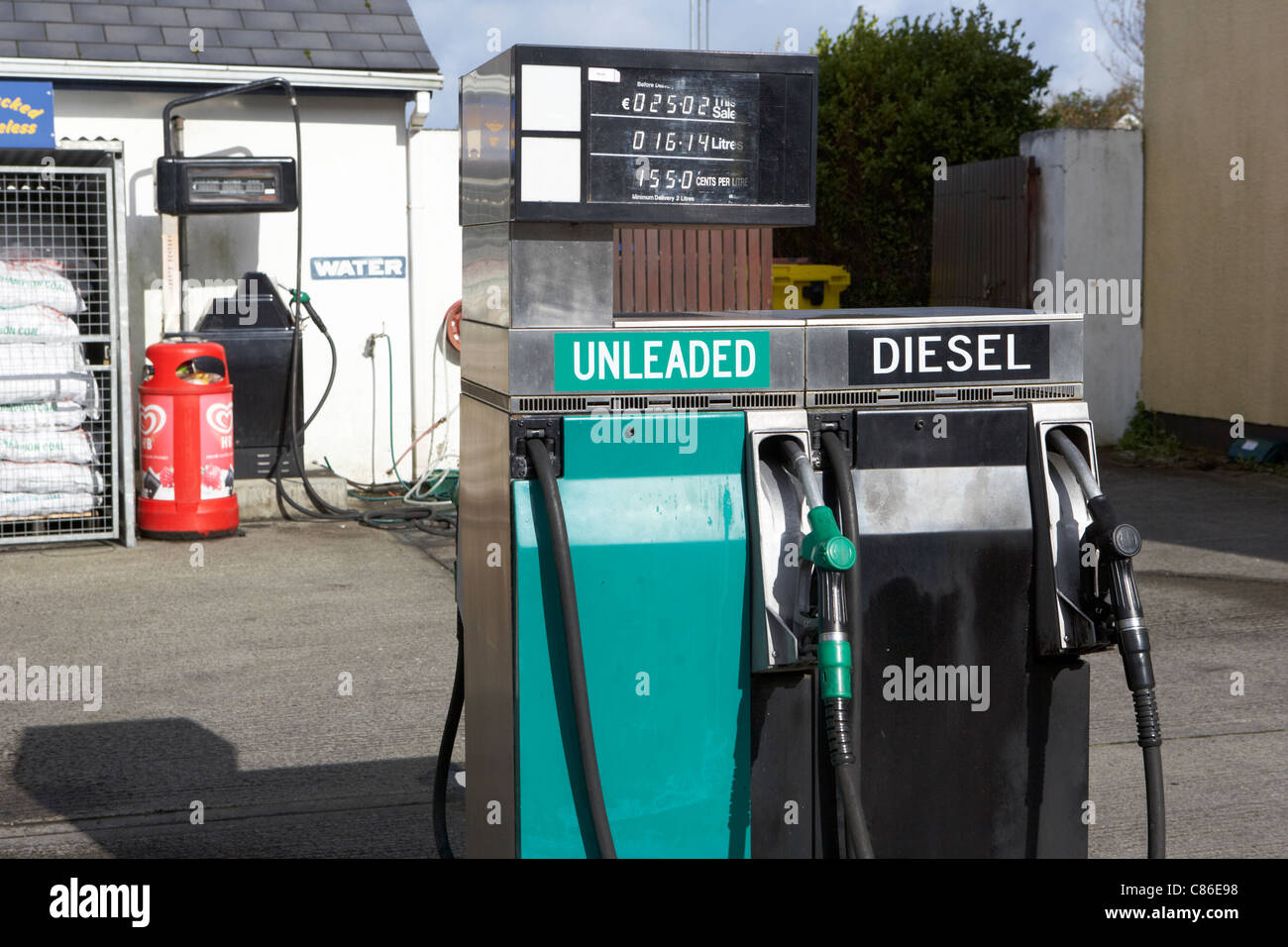 kleine lokale ländliche Zapfsäulen und Tankstelle in Republik von Irland Stockfoto