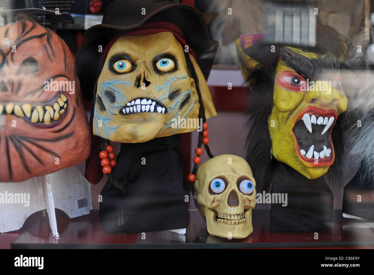 Halloween-Masken auf dem Display in einem Schaufenster Brighton Stockfoto