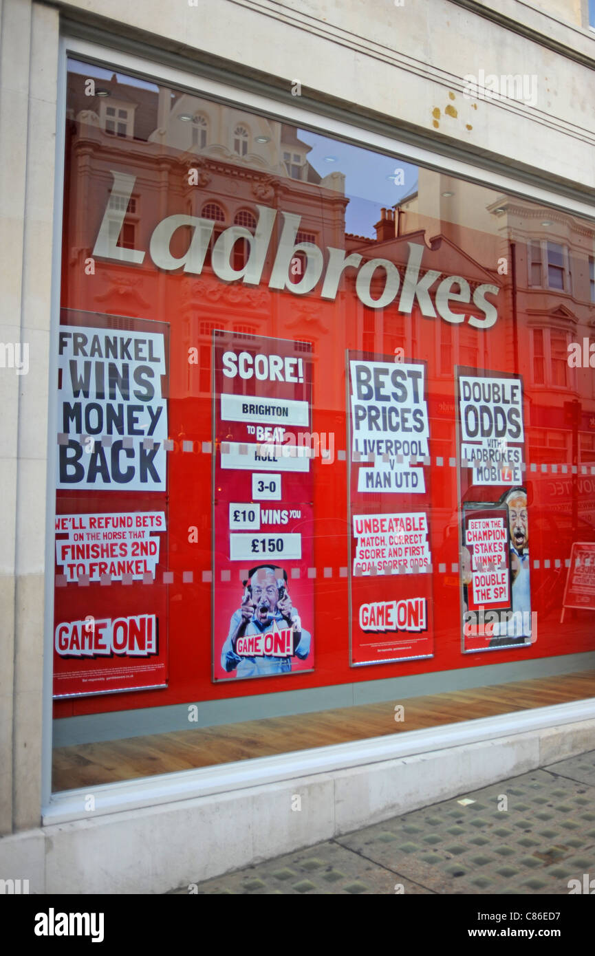 Ladbrokes Buchmacher shop Brighton anzeigen Wettquoten im Store Fenster de Stockfoto