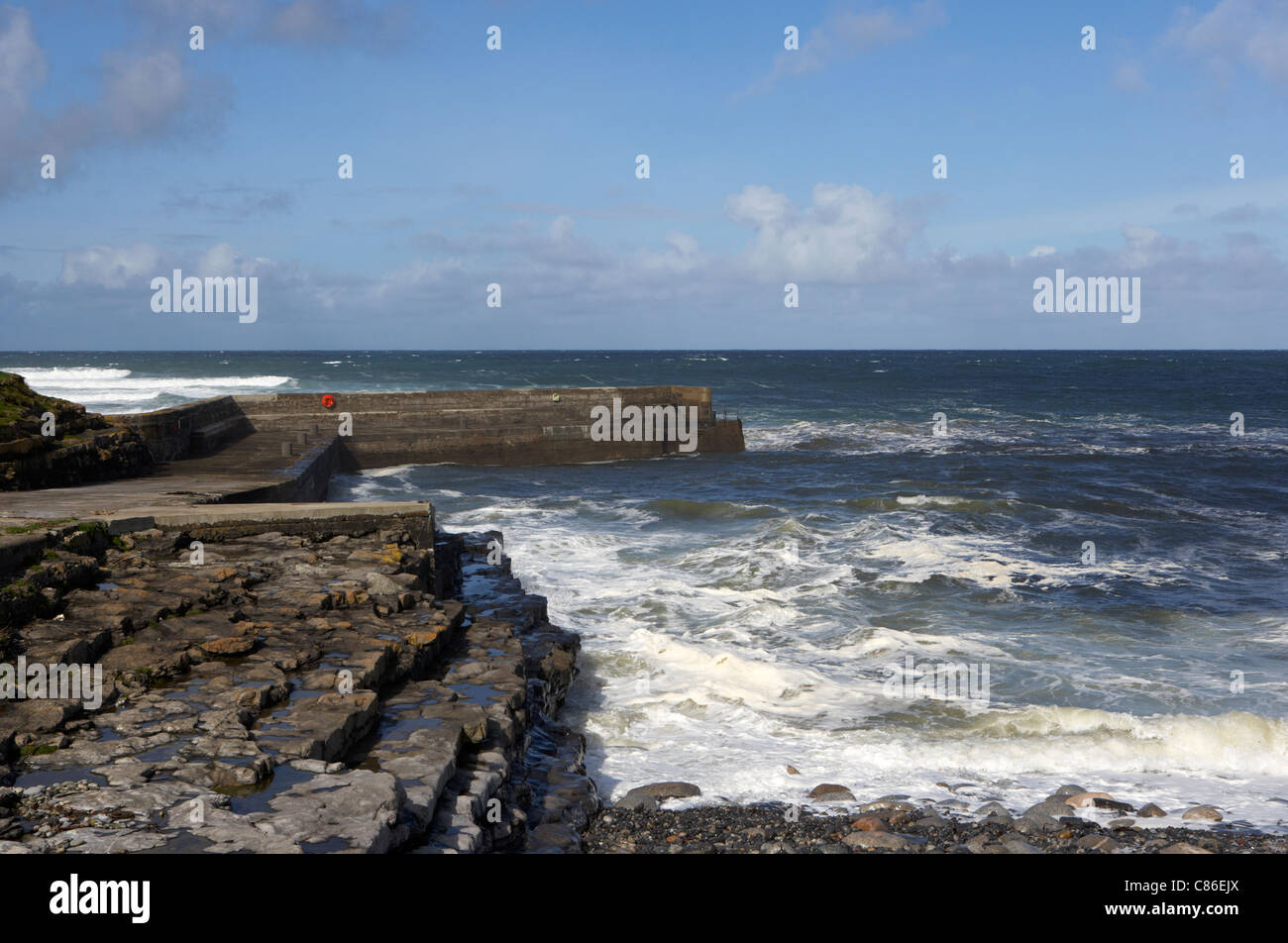 Easkey Pier und rauer See auf Nord Sligo Küste Irland Stockfoto