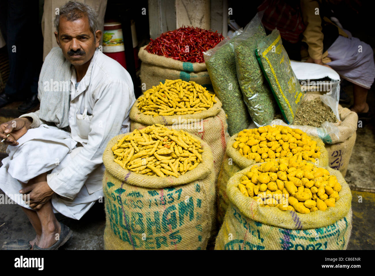 Gelbe Kurkuma und roten Chilischoten zum Verkauf an Khari Baoli Gewürze und getrocknete Lebensmittel-Markt, Alt-Delhi, Indien Stockfoto