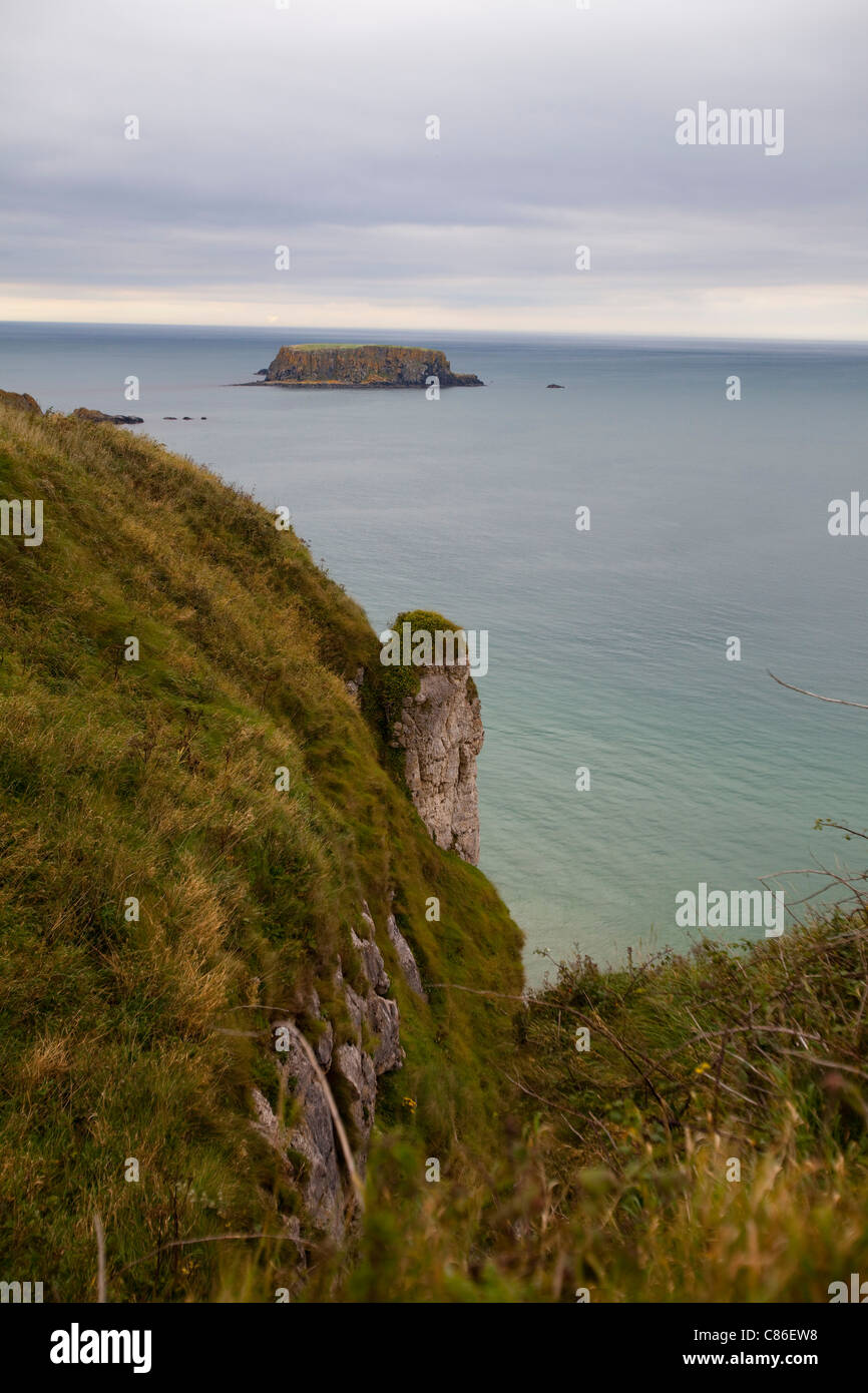 Landschaft der Küste Szene in Nordirland mit Blick auf Rathlin Island. Stockfoto