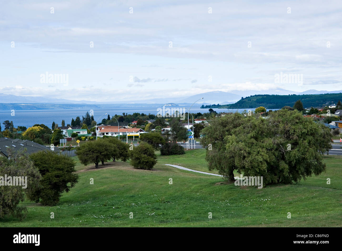 Ansicht der Stadt Taupo und Great-Lake Taupo mit Bergen hinter Nordinsel Neuseeland Stockfoto