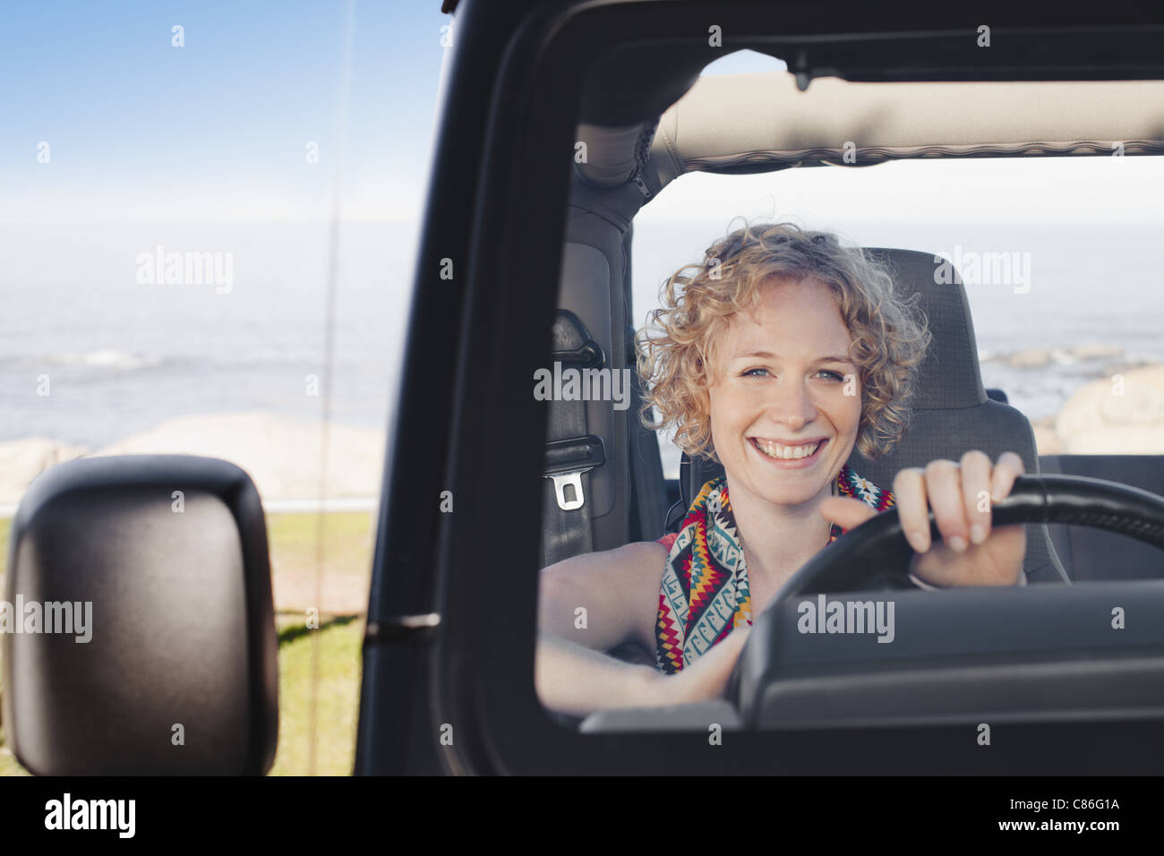 Lächelnde Frau Jeep fahren Stockfoto