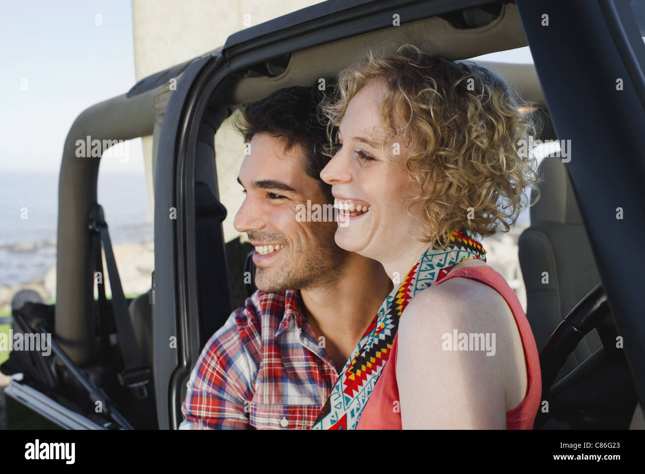Paar lächelnd in jeep Stockfoto