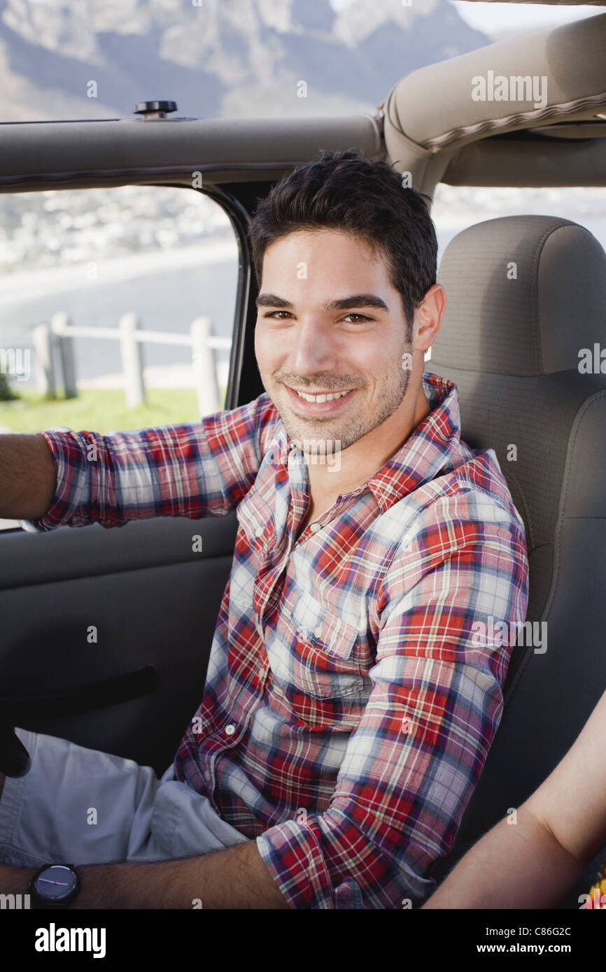 Lächelnder Mann Jeep fahren Stockfoto