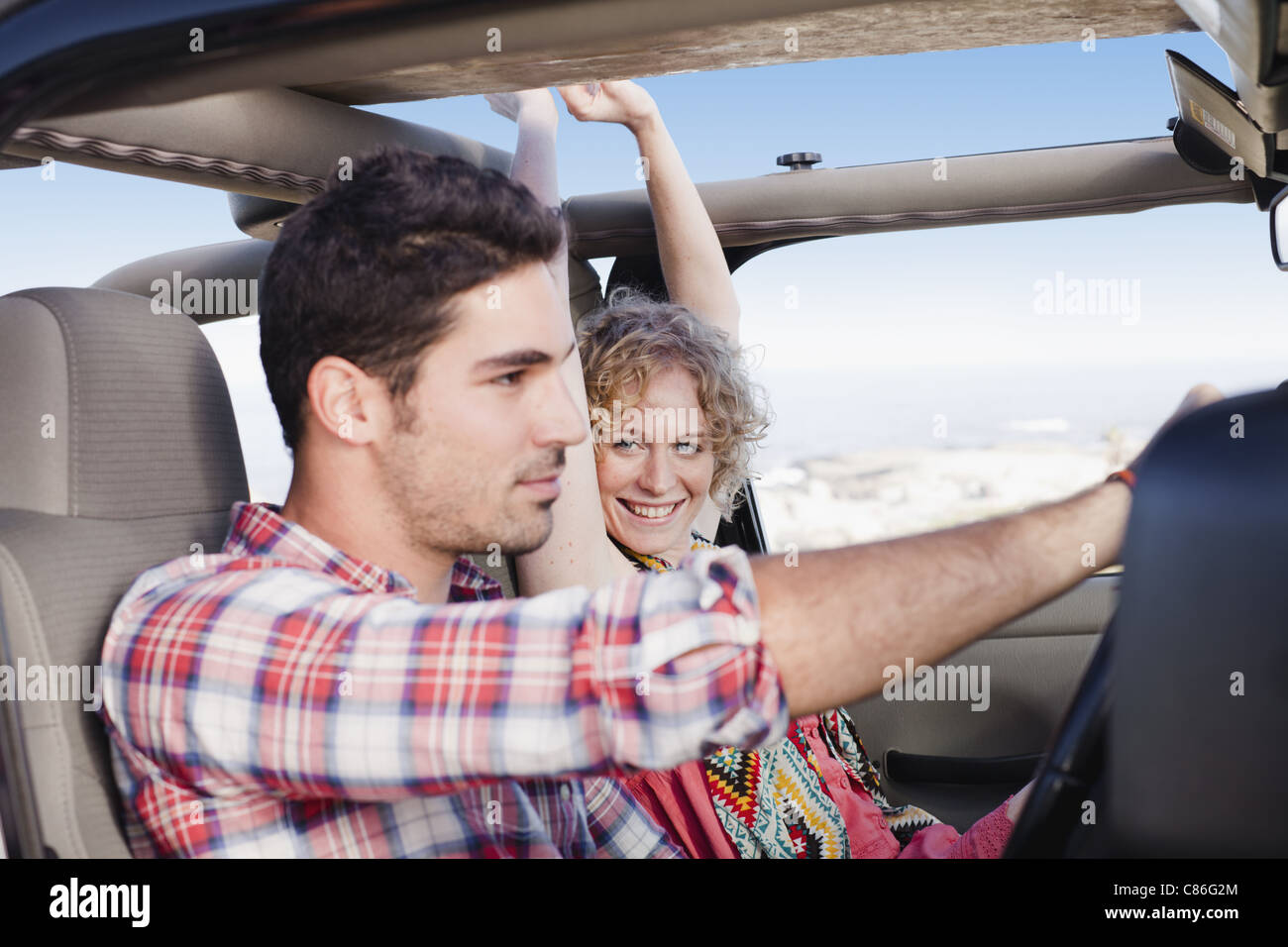 Paar zusammen im Jeep fahren Stockfoto