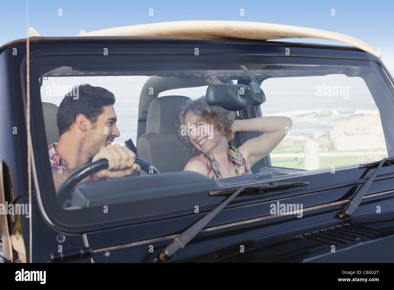 Paar zusammen im Jeep fahren Stockfoto