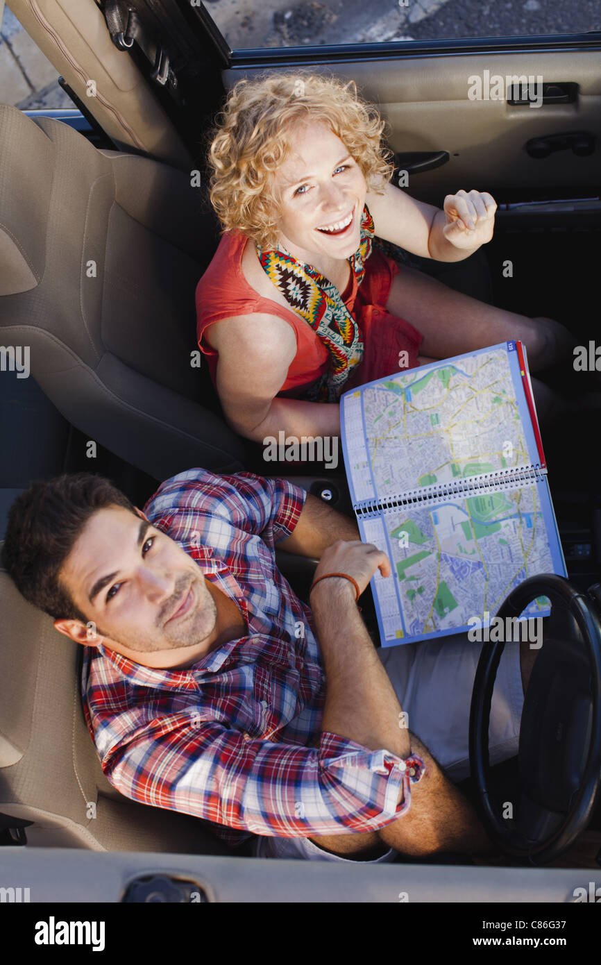 Paar Prüfung Karte im jeep Stockfoto