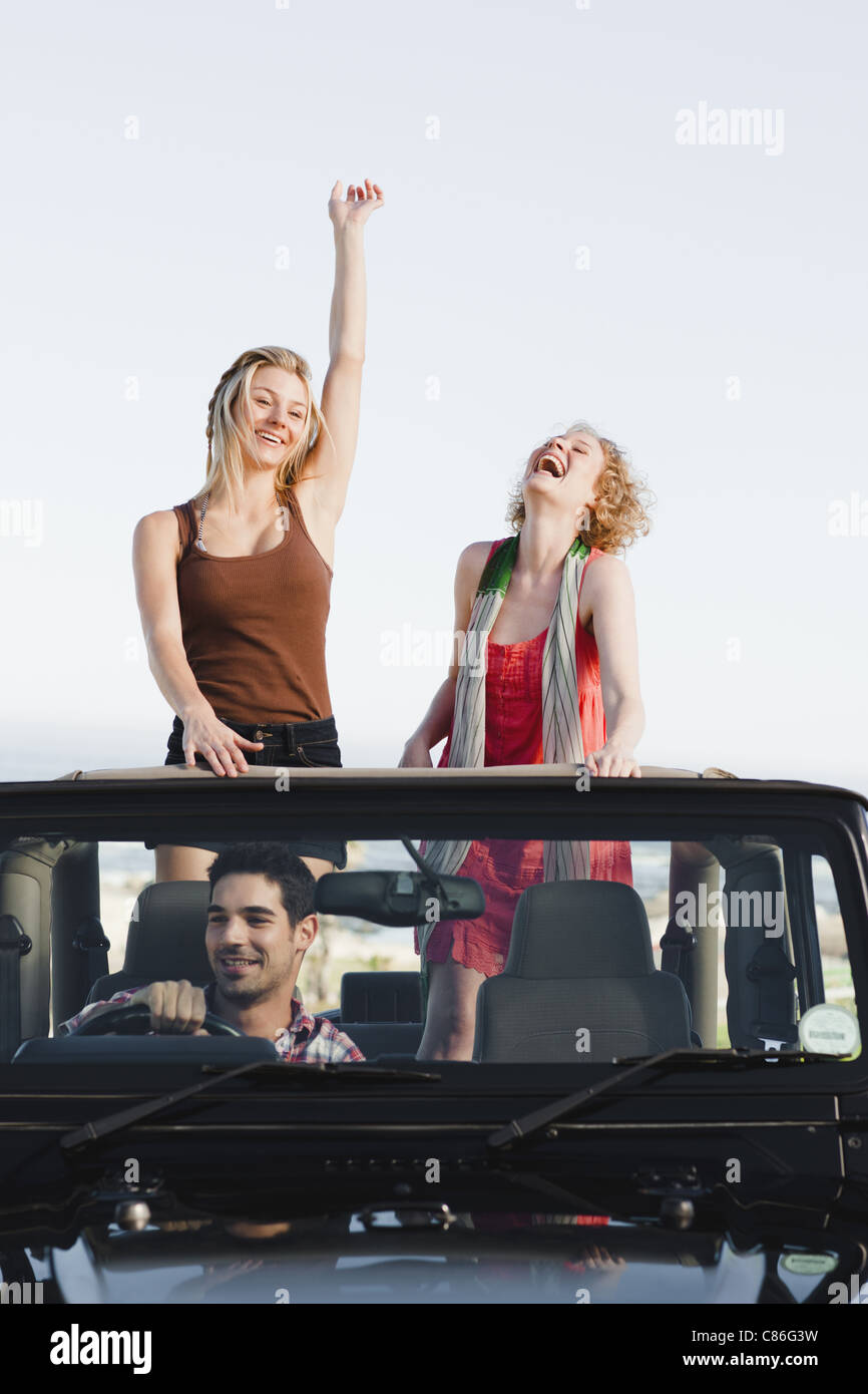 Frauen stehen im Jeep auf Roadtrip Stockfoto