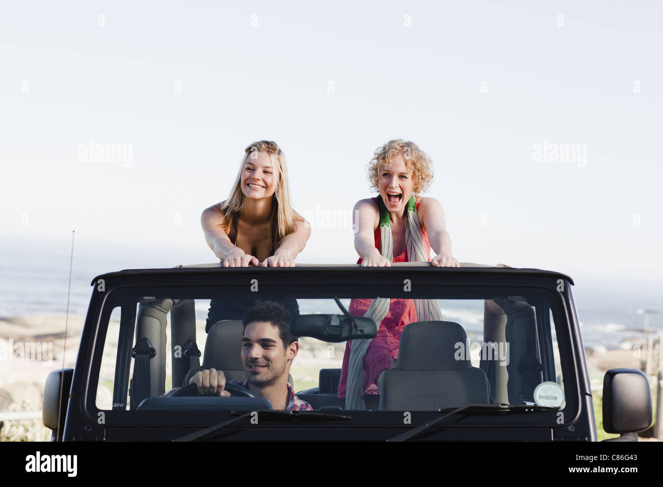 Frauen stehen im Jeep auf Roadtrip Stockfoto