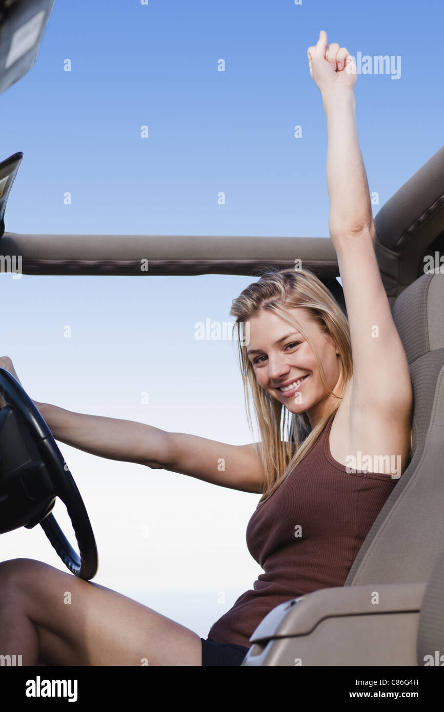 Frau, jubeln und Jeep fahren Stockfoto