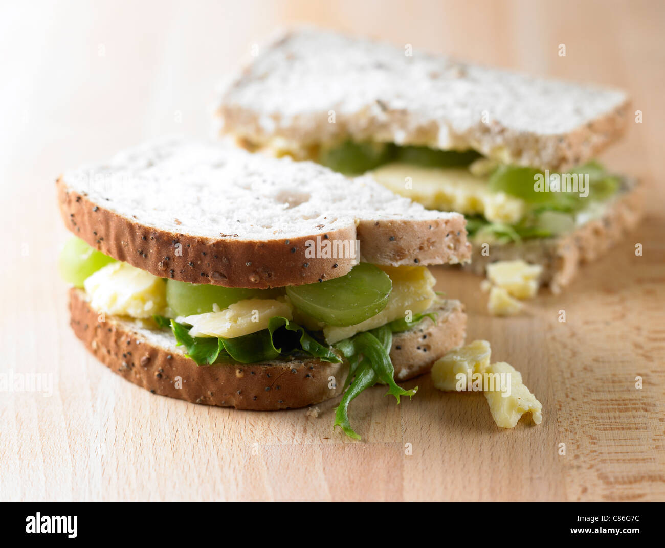 Käse und Trauben auf kernigen Vollkornbrot Stockfotografie - Alamy