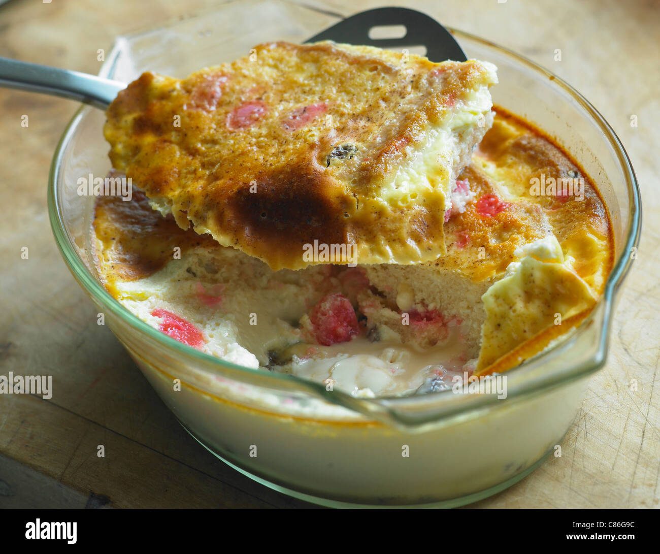 Kirsch Kuchen und Brot-Pudding mit Rezept Stockfoto