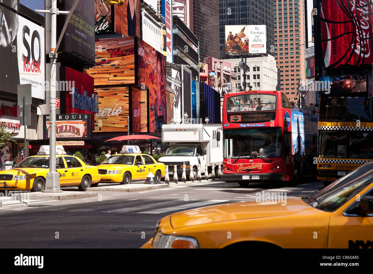 Taxis und doppelte Decker Tourbus, Times Square, New York Stockfoto