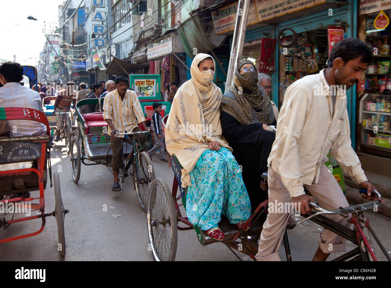 Muslimische Frauen in Rikscha in Alt-Delhi, Indien Stockfoto