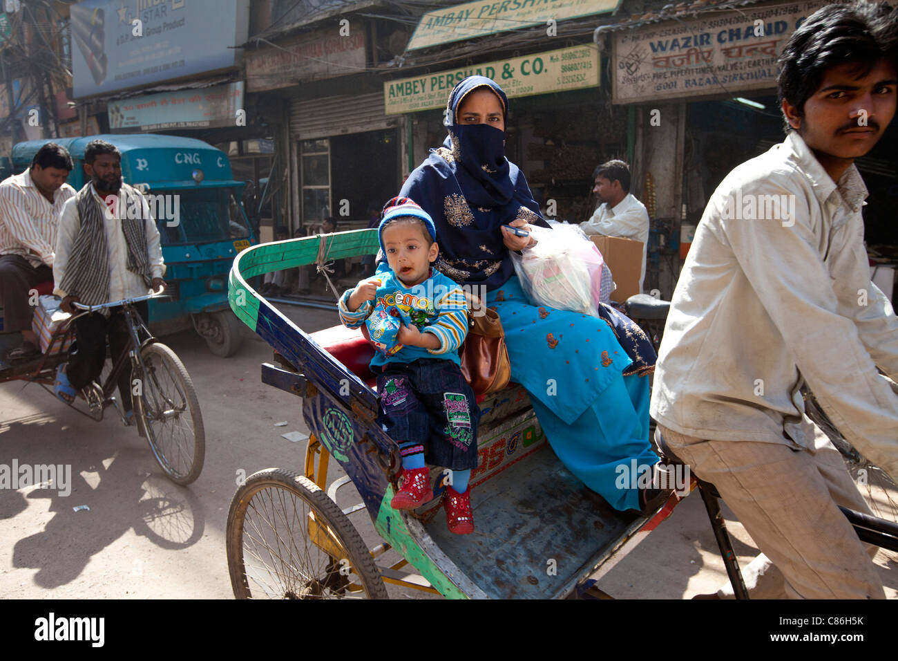 Die muslimische Frau und Kind in Rikscha in Alt-Delhi, Indien Stockfoto