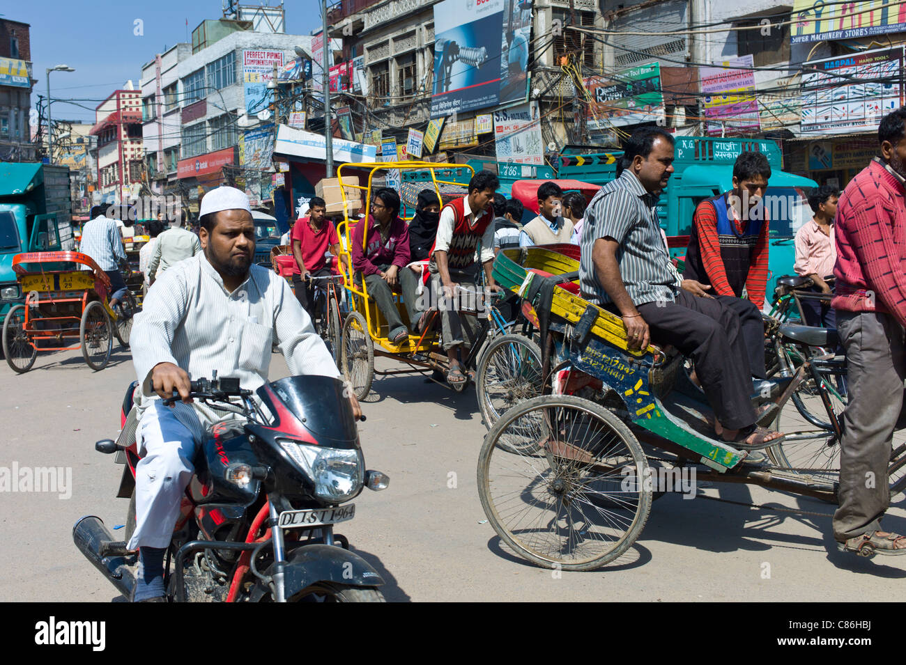 Überfüllten Straßenszene Chawri Bazar in Alt-Delhi, Indien Stockfoto