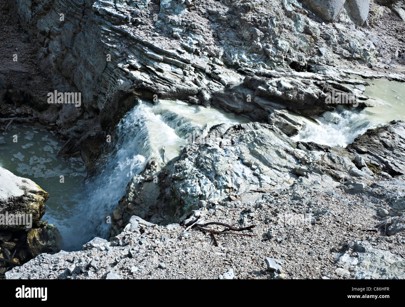 Wasserstrom weglaufen Bereich von Pfanne flach Wai-O-Tapu Thermal Wonderland in der Nähe von Rotorua North Island Neuseeland NZ Stockfoto