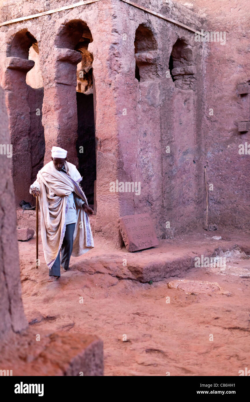 Eine orthodoxe christliche Pilger in einem Innenhof zwischen den Felsenkirchen Bet Maryam und Wette Meskel in Lalibela, Äthiopien. Stockfoto