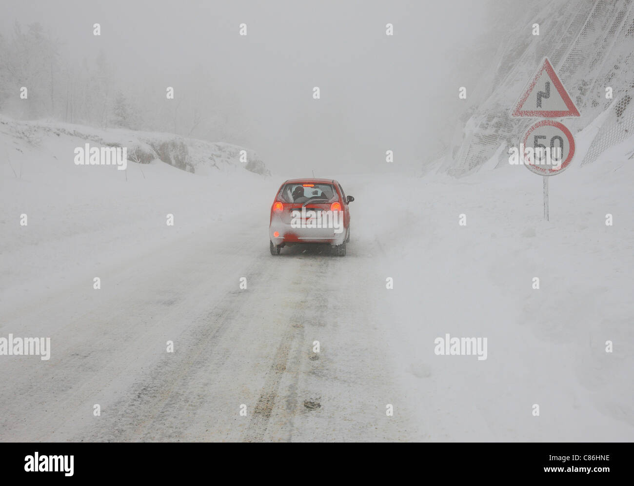 Eis und Straße im Winter gefroren, Schnee bedeckt. Stockfoto