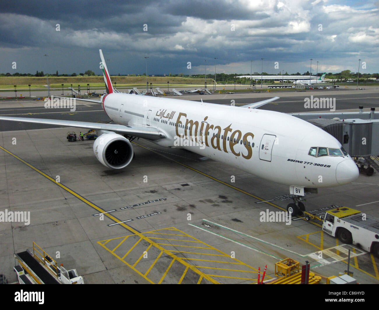 Emirates Airlines Boeing 777-300 ER, Seriennummer A6-EBV, Flughafen von Birmingham, Birmingham, England, Vereinigtes Königreich, Europa. Stockfoto