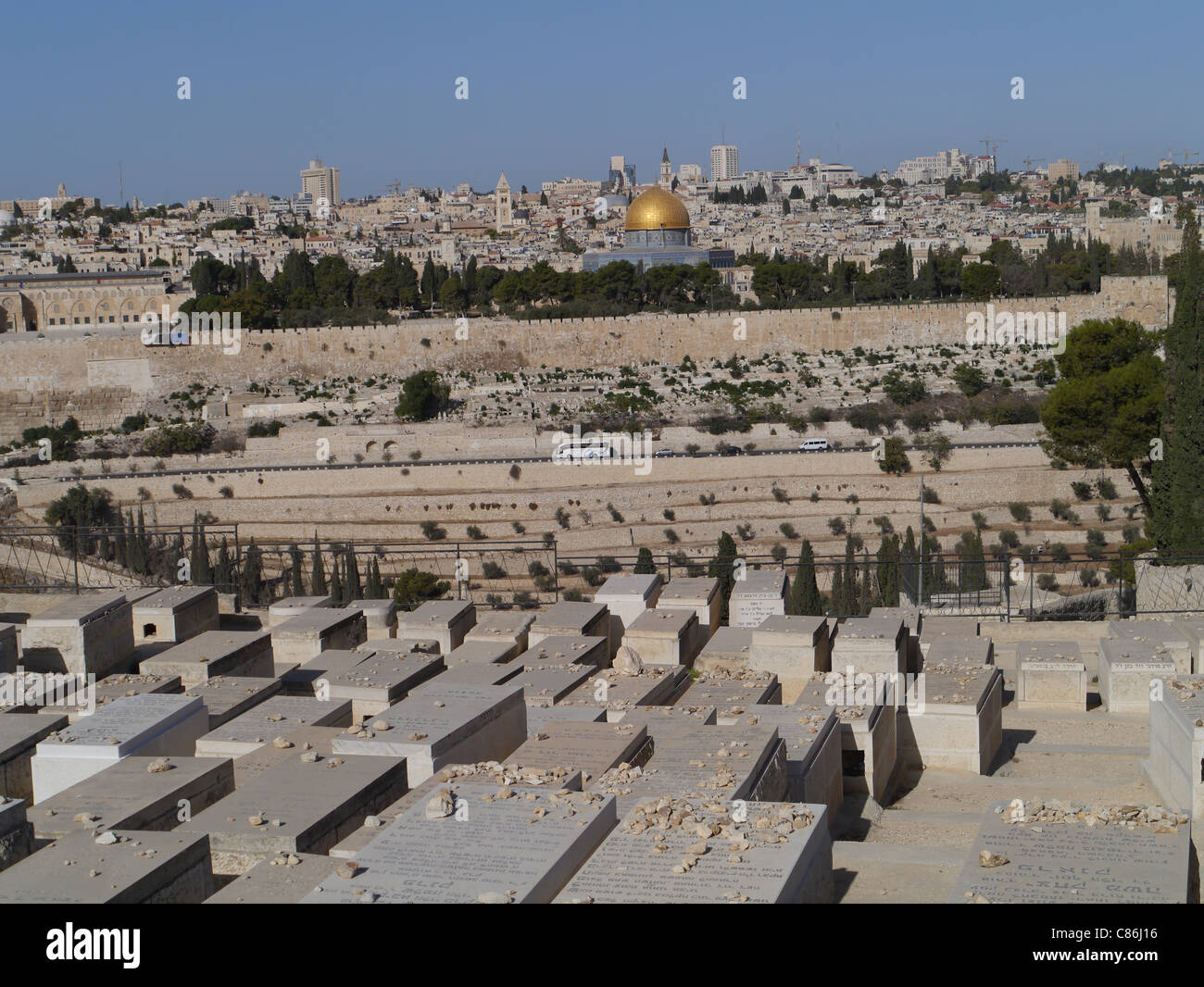 Altstadt von Jerusalem vom Ölberg Friedhof aus gesehen Stockfoto