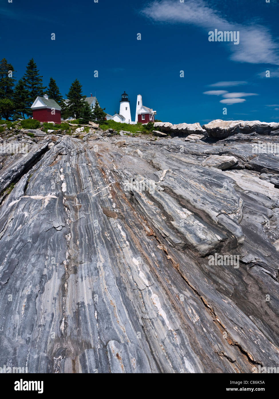 Exponierten Grundgestein und Leuchtturm am Pemquid Point Maine USA Stockfoto