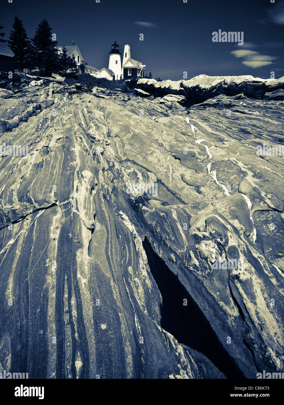 Schwarz und weiß zeigen die Texturen der exponierten Grundgestein und Leuchtturm am Pemquid Point Maine USA getönt Stockfoto