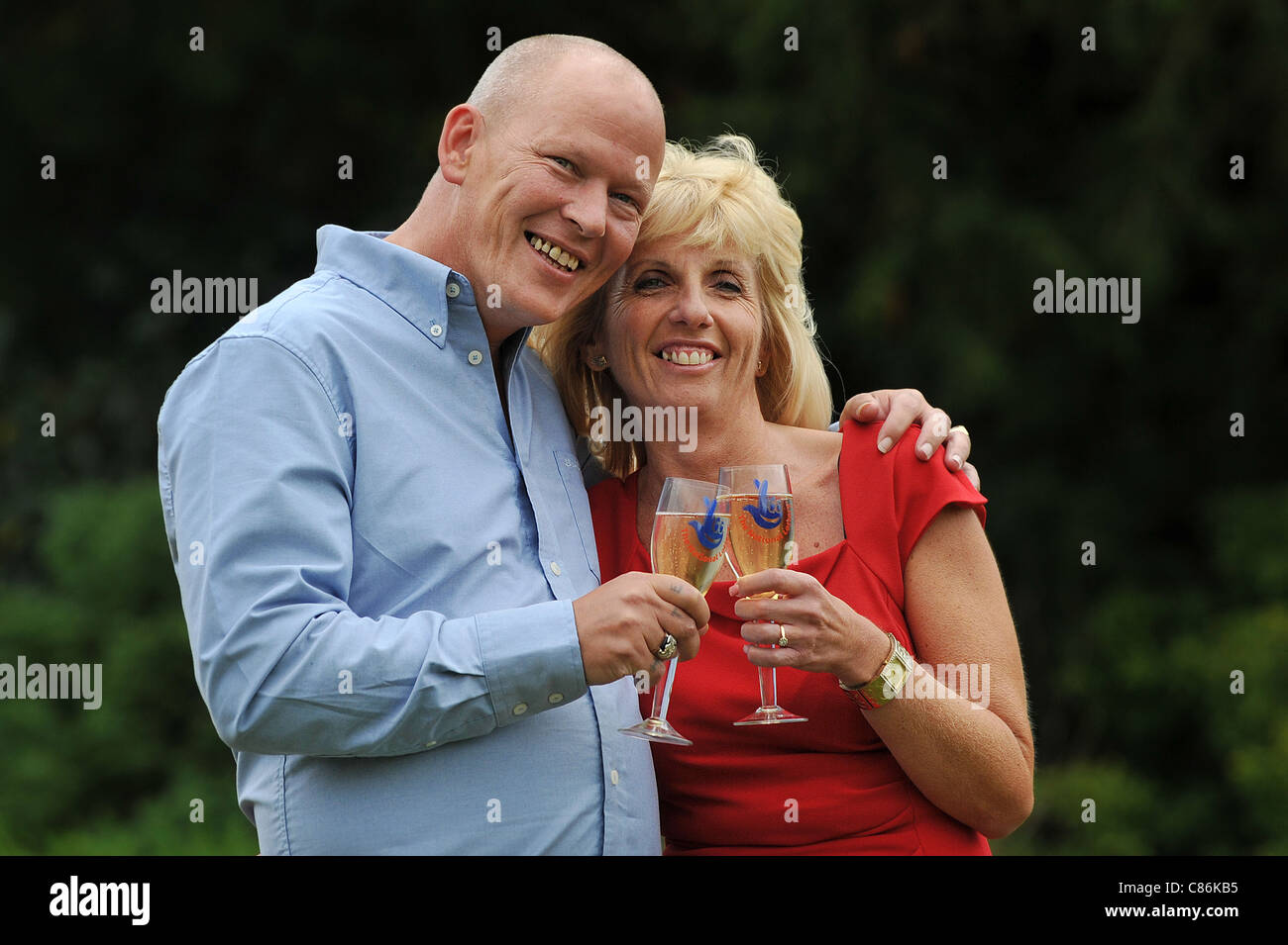 Euro Millions Lotterie Gewinner, Dave und Angela Dawes feiern Gewinner £ 101 Millionen in Bishop Stortford, Hertfordshire. Stockfoto