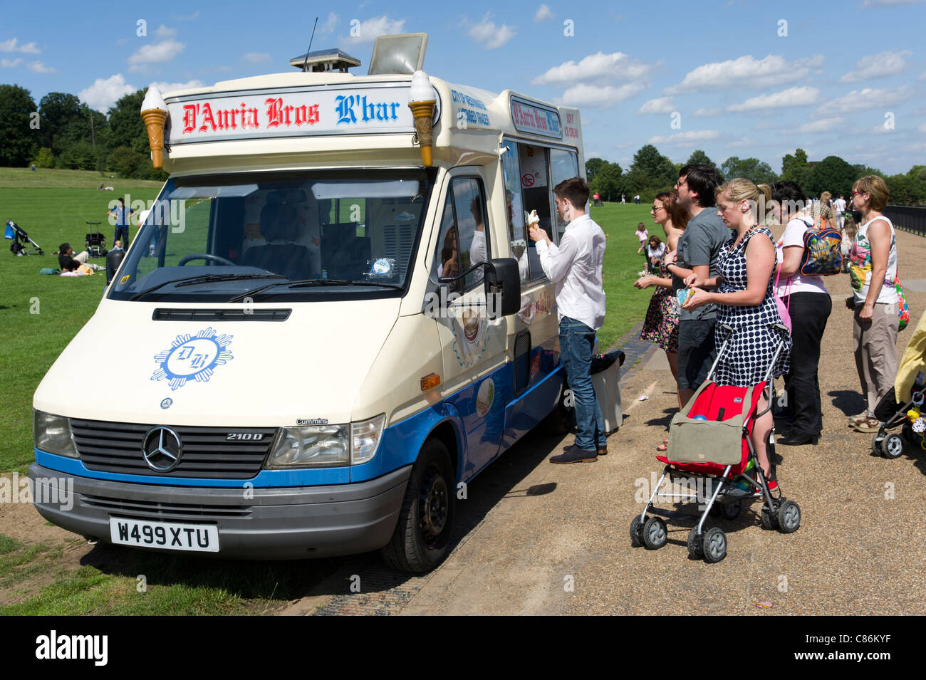 Menschen, die Schlange am Eiswagen auf Hampstead Heath, London, England, UK Stockfoto