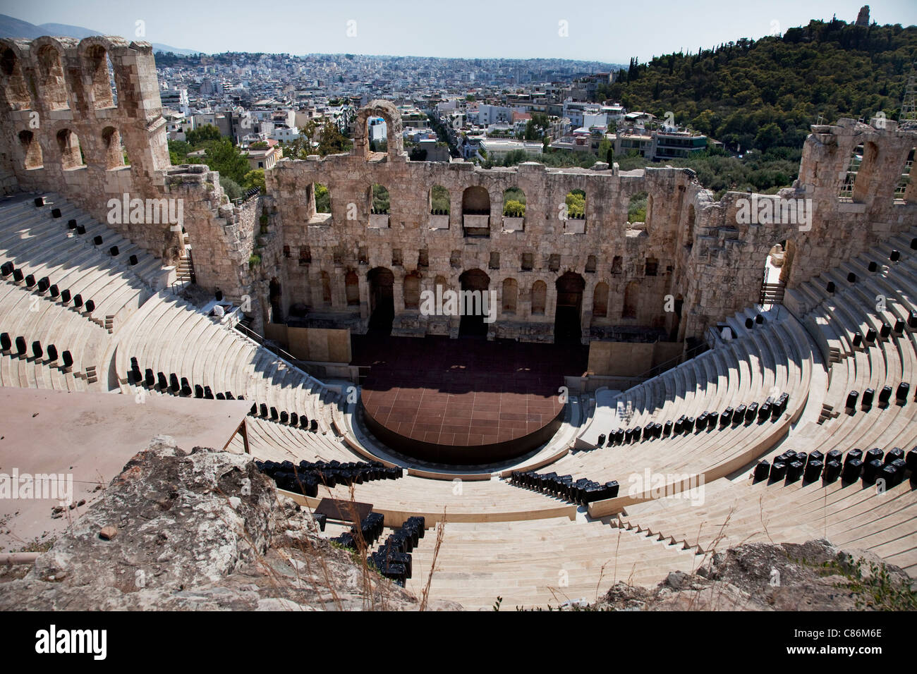 Das Odeon des Herodes Atticus ist ein Steintheater oder Amphitheater. Athen, Griechenland. Stockfoto