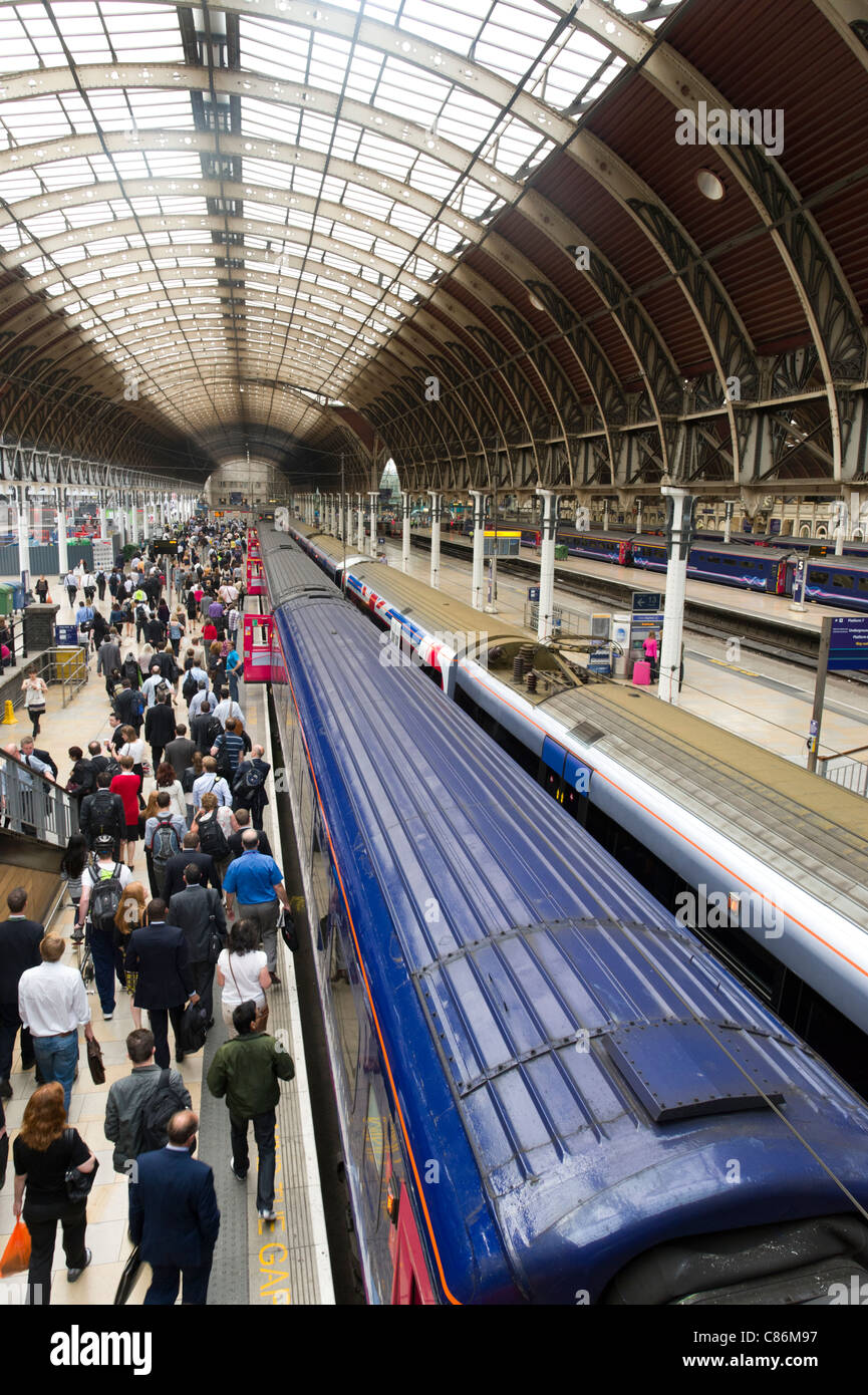 Eile Stunde Pendler auf Plattform an der Paddington Station, London, England, UK Stockfoto