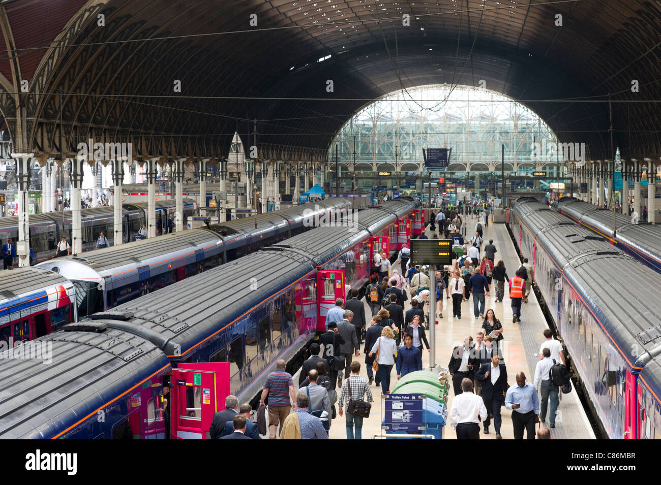 Eile Stunde Pendler auf Plattform an der Paddington Station, London, England, UK Stockfoto
