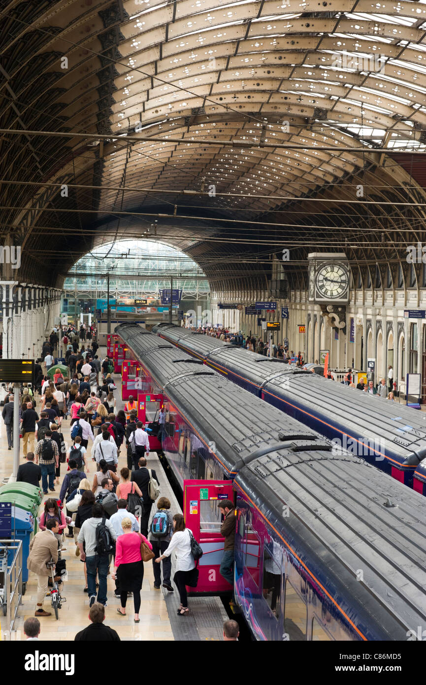 Eile Stunde Pendler auf Plattform an der Paddington Station, London, England, UK Stockfoto