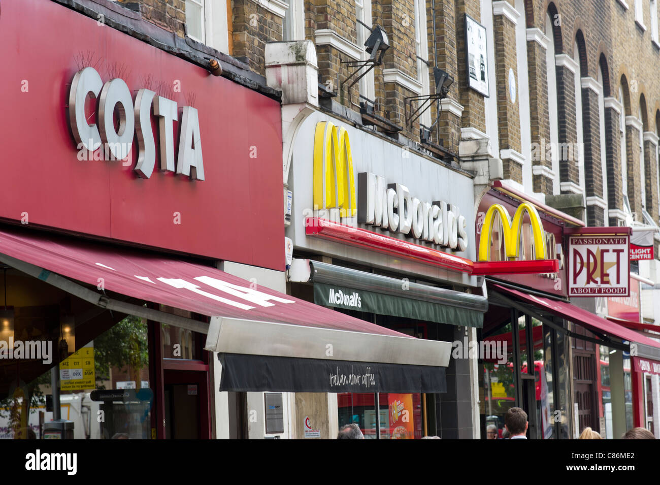 Reihe von Fast-Food-Take-Aways und Café-Bar Ketten, London, England, UK Stockfoto