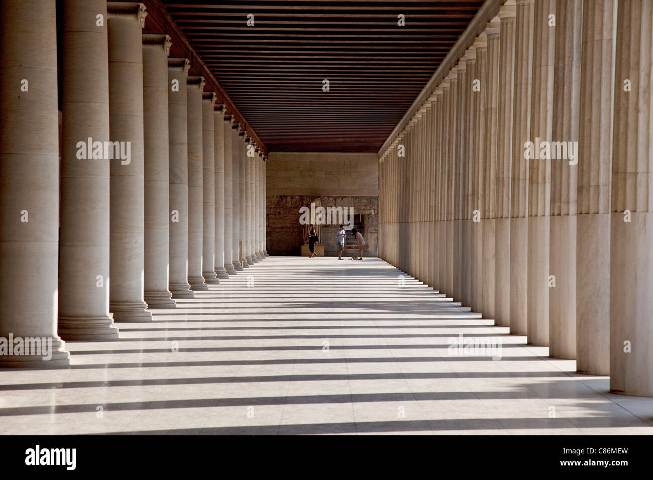 Die Stoa des Attalos oder Attalos Hotel liegt in der östlichen Seite der Ausgrabungsstätte der antiken Agora in Athen. Stockfoto