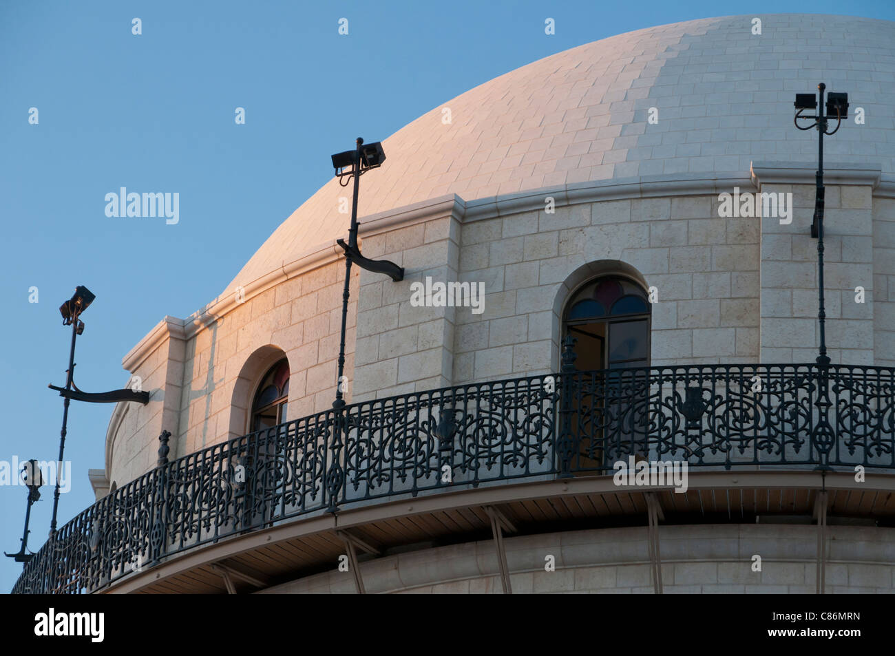 Nahaufnahme von der Kuppel der Hurva-Synagoge bei Sonnenuntergang. Altstadt von Jerusalem. Israel Stockfoto