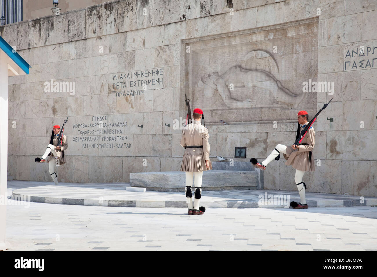 Changing of the Guard in Athen. Evzonen leichte Infanterie-Einheit an der Presidential Villa und Grab des unbekannten Soldaten. Stockfoto