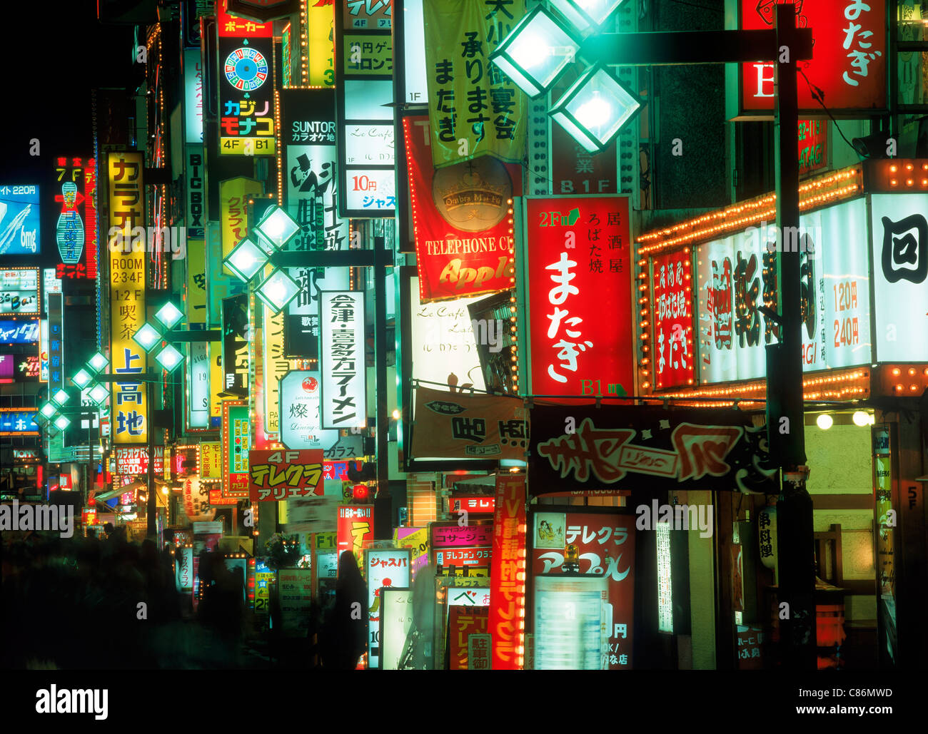 Neonlichter und Geschäfte entlang der Fußgängerzone im Ginza-Viertel in der Nacht in Tokio Stockfoto