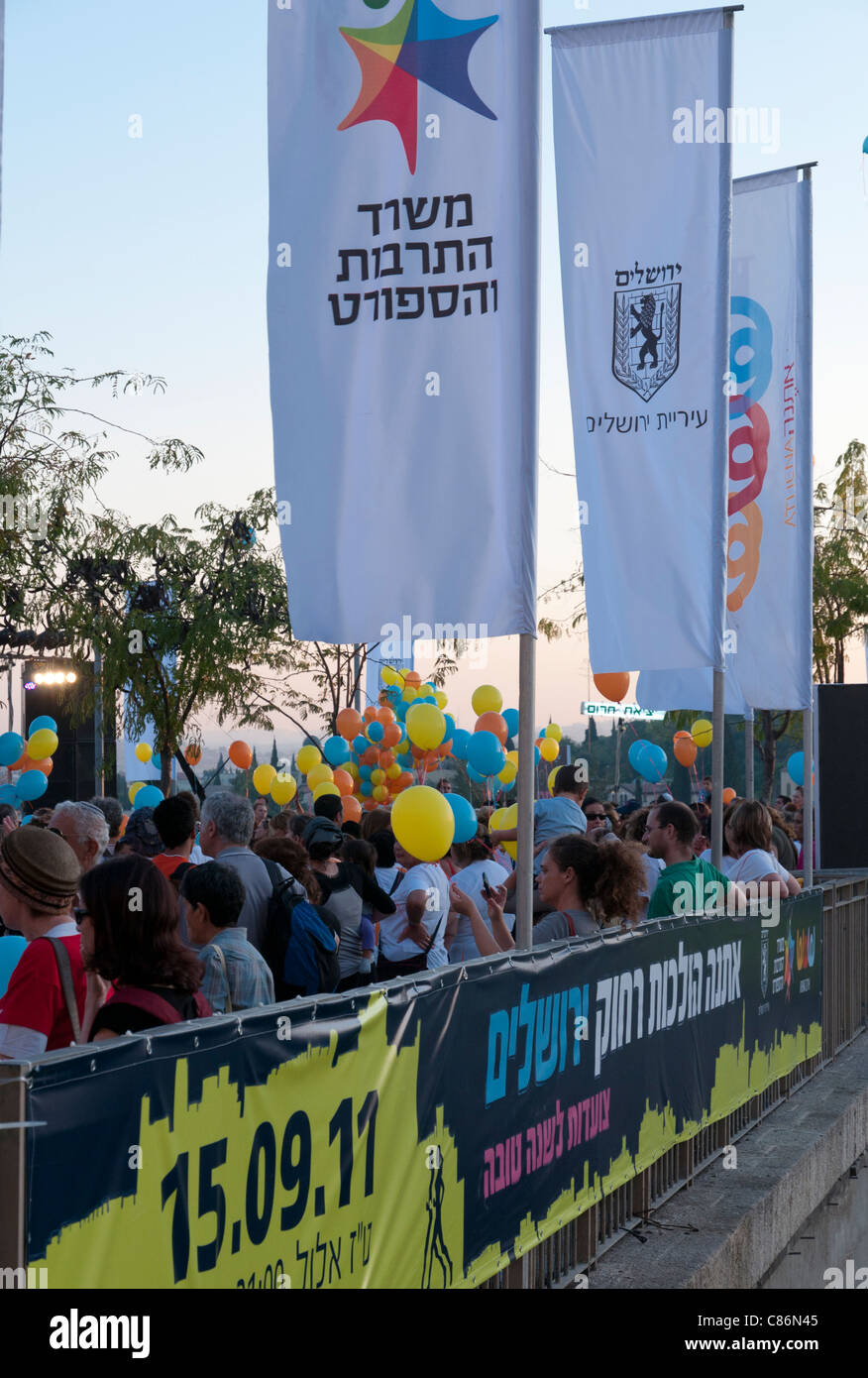 JERUSALEM, ISRAEL - 15. September 2011: Frauen laufen für das neue Jahr vom Jaffa-Tor. Fitness-event Stockfoto