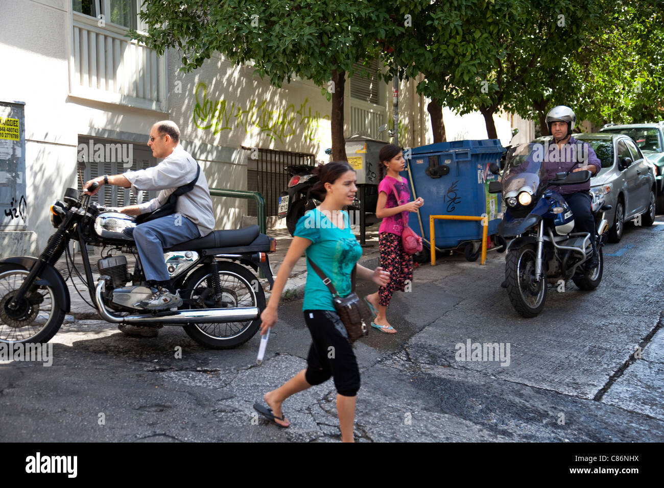 Straßenszene von Männern, die Motorradfahren im angesagten Viertel Kolonaki. Athen ist die Hauptstadt und größte Stadt Griechenlands. Stockfoto