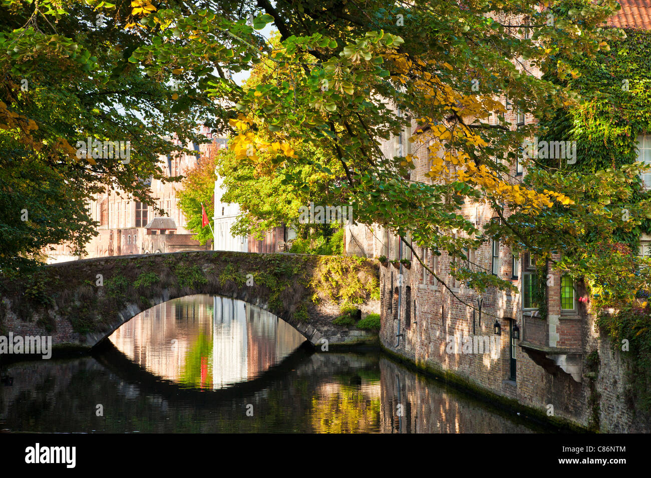 Anfang Herbst Farben entlang der Steenhouwers Dijk Canal und die steinerne Brücke in Brügge, Belgien Stockfoto