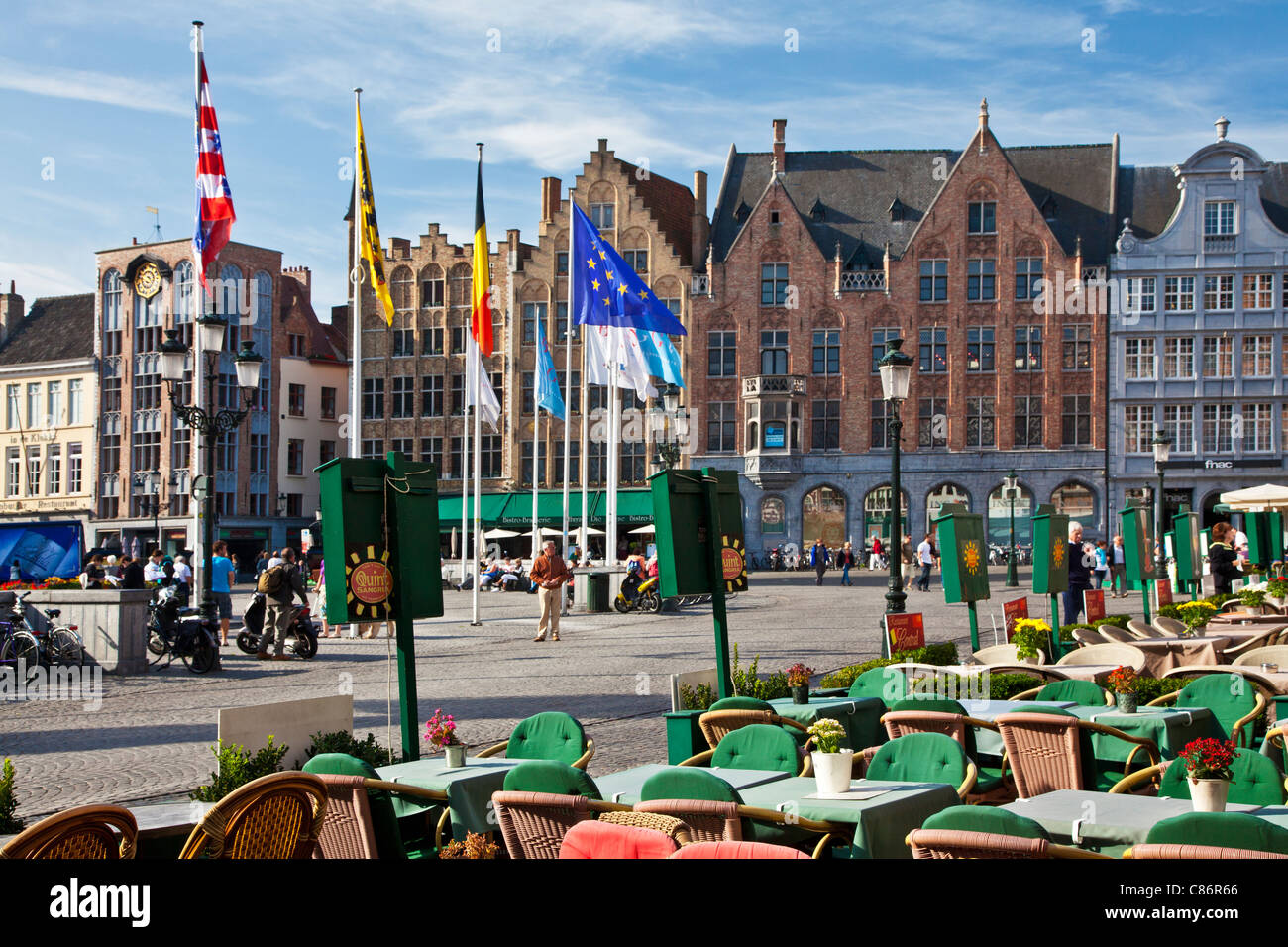Bars, Cafés, Restaurants und Touristen in der Grote Markt oder Marktplatz in Brügge (Brugge), Belgien Stockfoto