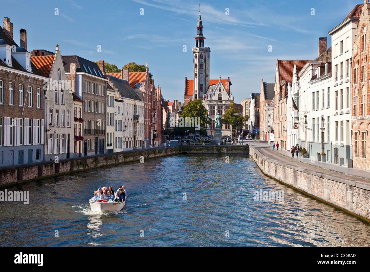 Tourenboot Kreuzfahrt auf dem Spiegelrei Kanal mit Blick auf die Poortersloge oder die Bürgergemeinde Lodge in Brügge, Belgien Stockfoto