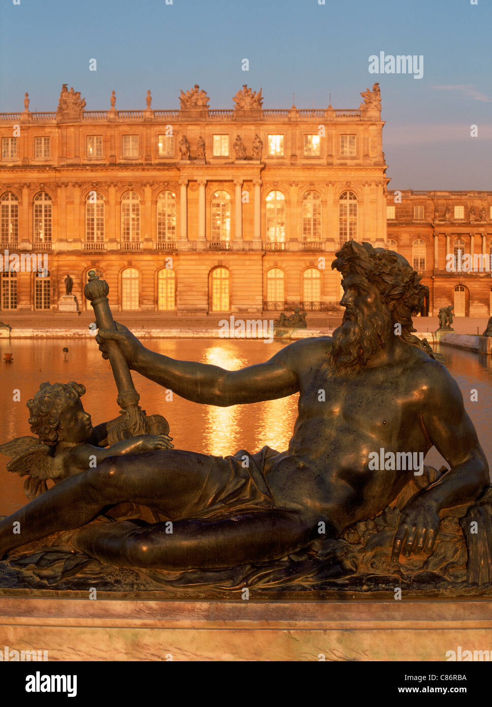 Bronze-Statue im Palast von Versailles in der Nähe von Paris im Abendlicht Stockfoto