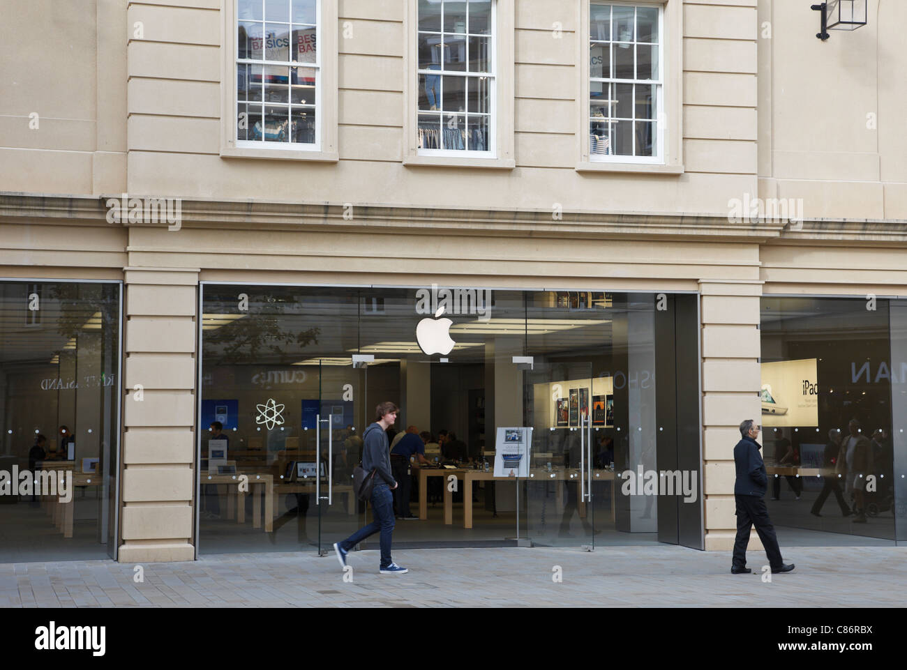 Bath, Somerset, England, Großbritannien. Der Apple Store Shop front-Verkauf von Macintosh-Computer und Iphones im neuen Southgate Shopping Center Stockfoto