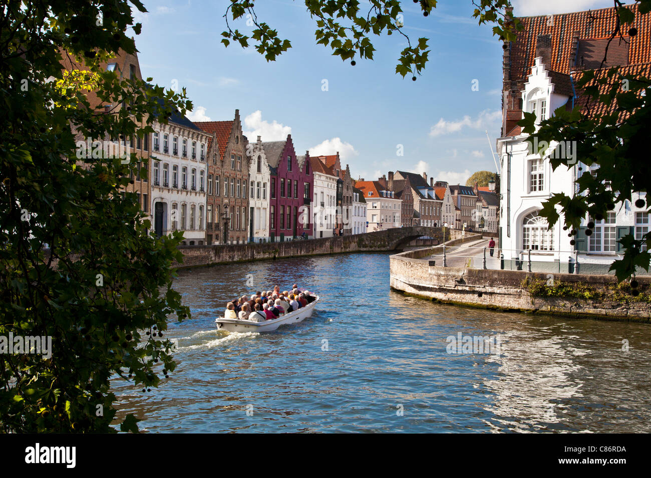 Touristenboot auf dem Kanal entlang der Spinolarei und Spiegelrei in Bruges,(Brugge), Belgien Stockfoto